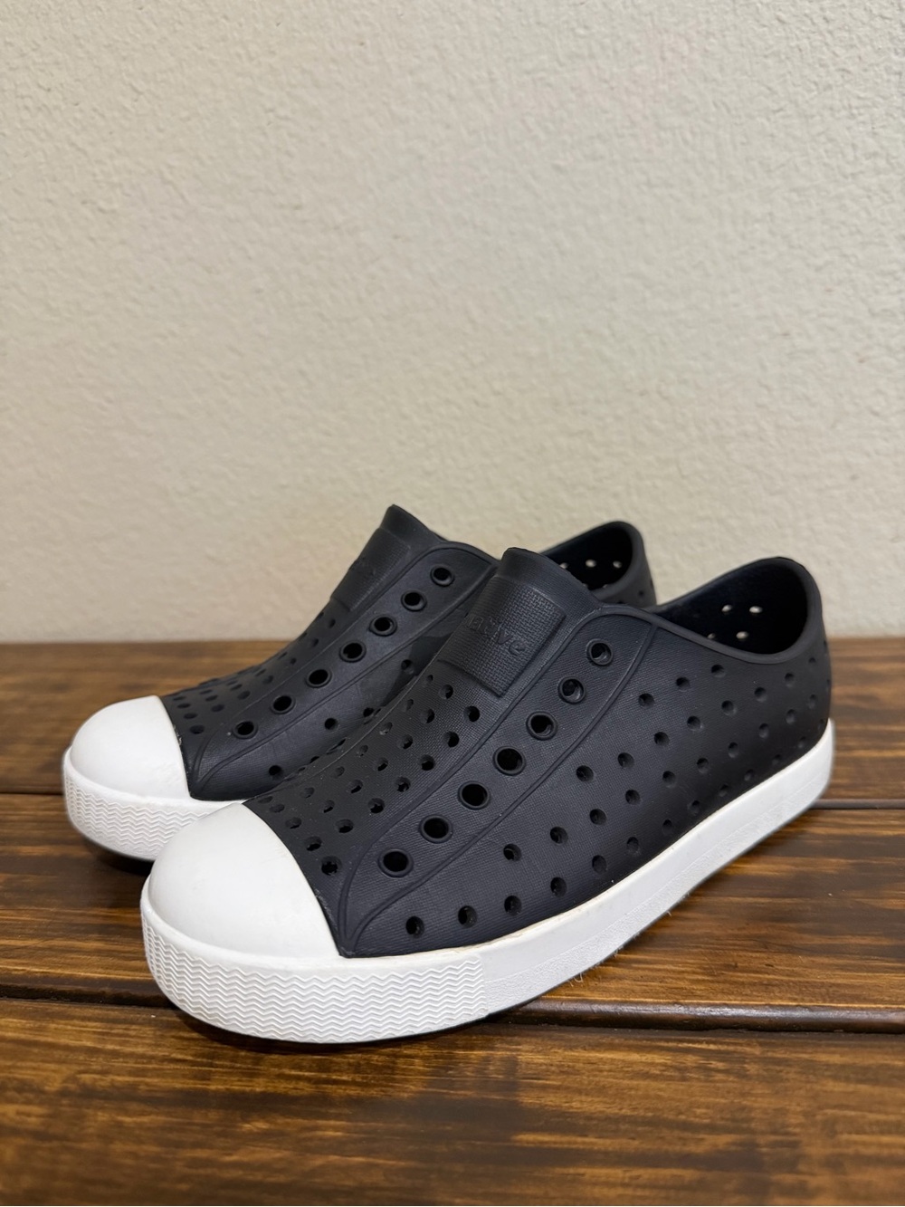 Native Jefferson Black Size 1 Boy’s Slip On Sneakers Shoes Outdoor J1